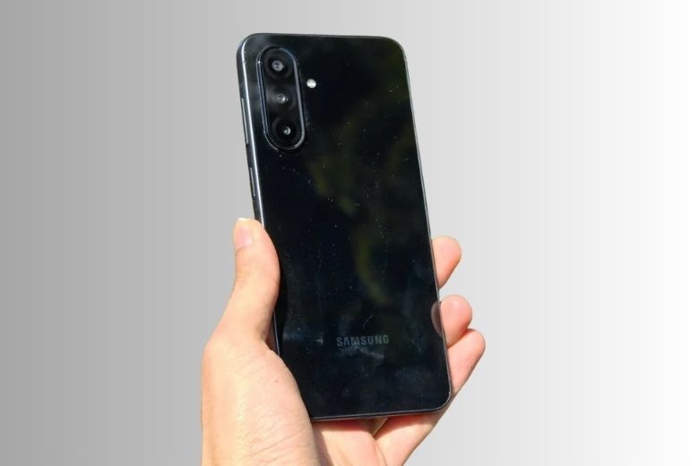 trên tay Samsung Galaxy A26 5G với thiết kế 2 mặt kính