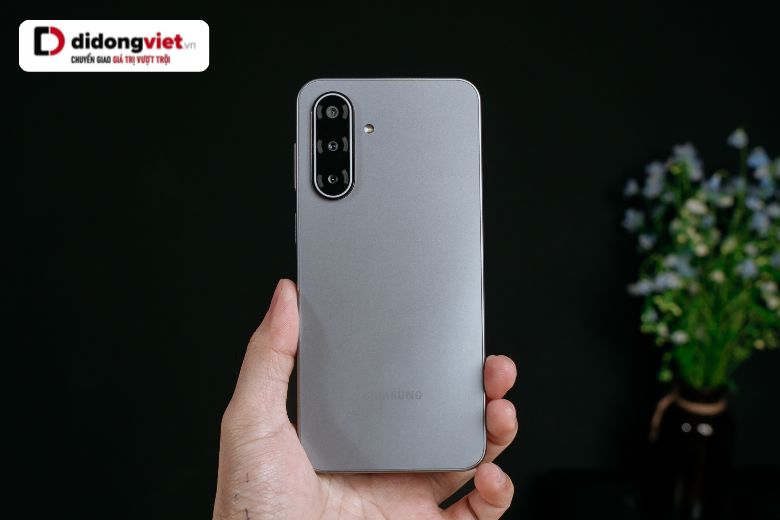Trên tay Samsung Galaxy A17 5G: Thiết kế hướng sang trọng, màn hình Super AMOLED siêu nét 7 Trên tay Samsung Galaxy A17 5G mỏng nhẹ