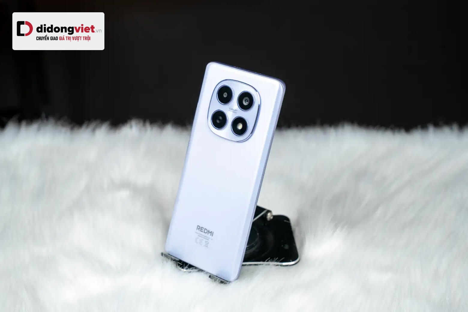 Trên tay Xiaomi Redmi Note 15: Smartphone "quốc dân" mới của Xiaomi 10 Cụm camera thực tế chỉ bao gồm hai ống kính, một đèn LED trợ sáng và một chi tiết mang tính trang trí