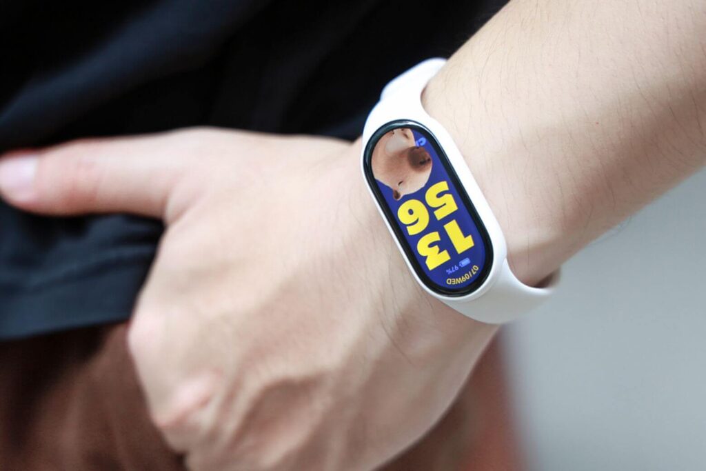 Xiaomi Band 10 có khung nhôm cao cấp, dây đeo tháo được thay màu linh hoạt.