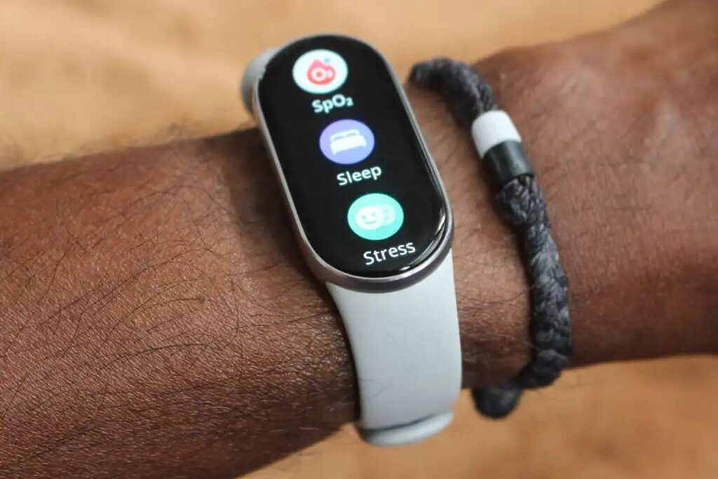 Đo nhịp tim 24/7, SpO2 chính xác, theo dõi giấc ngủ chi tiết phát hiện bất thường.