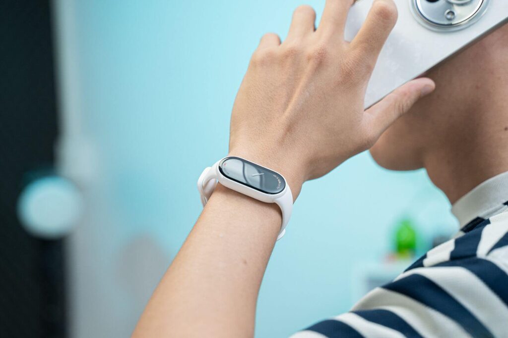 Xiaomi Band 10 vẫn đáng mua nhờ màn 1.72 inch, pin 21 ngày, tính năng sức khỏe chính xác vượt đối thủ.