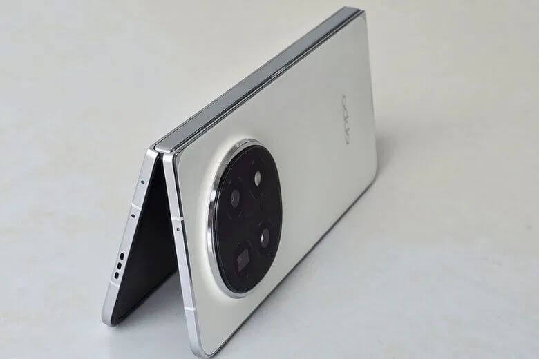 OPPO Find N6 sở hữu camera Hasselblad 200MP tele periscope, quay 4K@60fps - hiếm có trên máy gập.