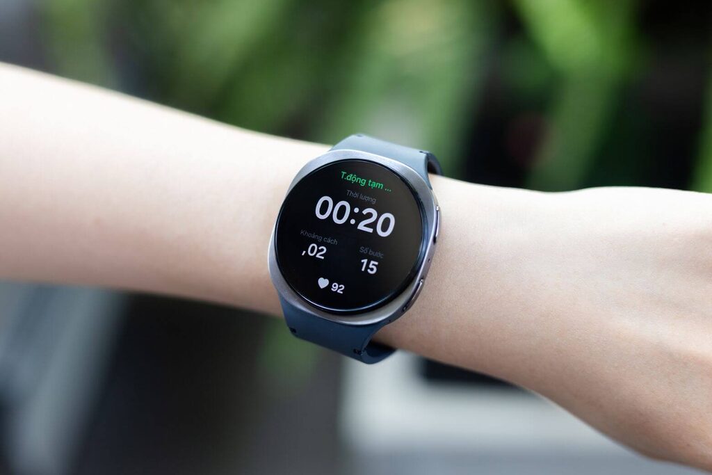 Nên mua Samsung Galaxy Watch8 nếu cần smartwatch cao cấp với pin trâu, theo dõi sức khỏe toàn diện.