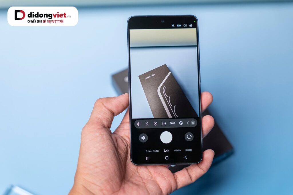 Có nên mua Samsung Galaxy S26? Chip 2nm, AI chủ động và thiết kế mỏng nhẹ nhất từ trước đến nay 26 Galaxy S26 giữ cụm 3 camera gồm ống kính chính 50MP (f/1.8)