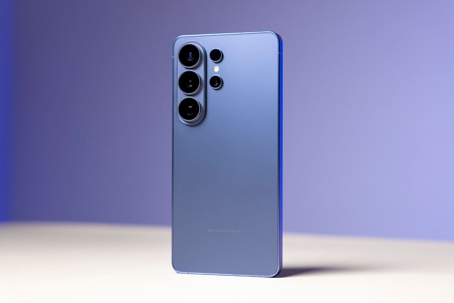 Đánh giá Samsung Galaxy S26 Ultra: Trải nghiệm thực tế có đáng mua? 7 Thiết kế mỏng nhẹ, Armor Aluminum bền bỉ