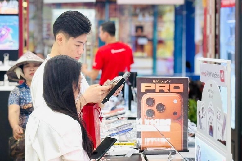 Di Động Việt Chính Thức Mở Bán Cửa Hàng Mới Tại 19 Đồng Khởi: Trải Nghiệm Mua Sắm Đẳng Cấp Ngay Trung Tâm TP.HCM 9 Di Động Việt 19 Đồng Khởi mở bán - bên trong cửa hàng