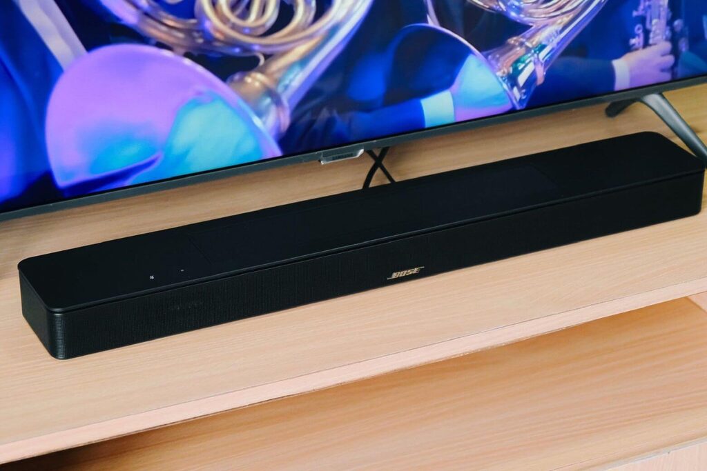 Loa Bose của nước nào? 5 lý do tạo nên ""tượng đài"" âm thanh Mỹ 14 Soundbar Bose Smart Ultra với Dolby Atmos và TrueSpace tái tạo rạp phim tại gia mà không cần hệ thống 5.1 cồng kềnh.