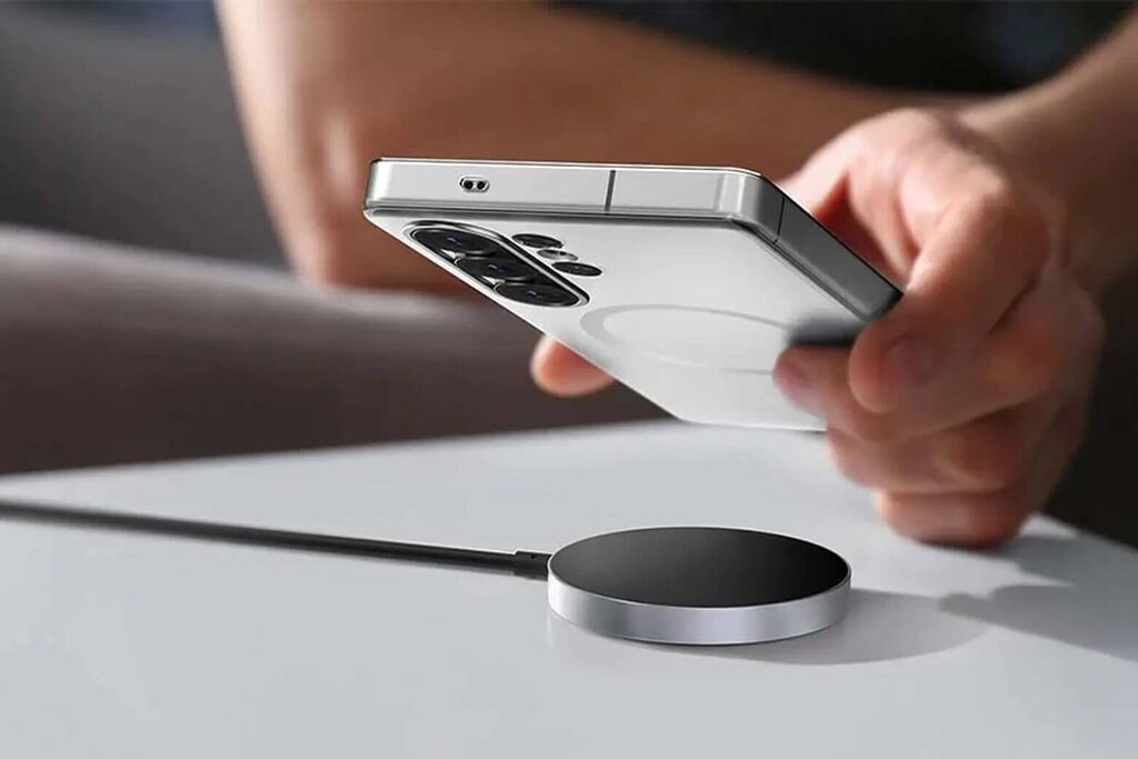 Sạc không dây Qi2.2 25W trên Galaxy S26 cho tốc độ nhanh ngang sạc dây, tiện lợi tuyệt đối không cần cáp.