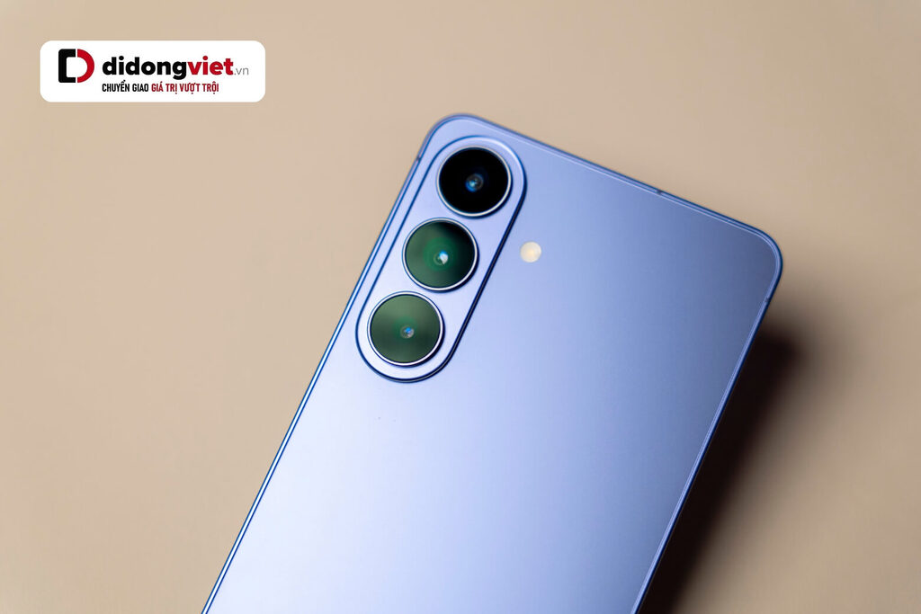 Samsung Galaxy S26 Plus có gì mới — chip 2nm đầu tiên thế giới, camera Adaptive Pixel zoom 30x, pin sạc 45W, mỏng 7.3mm 13 S26 plus viền mỏng hơn và module camera được tinh giản để tạo cảm giác đồng nhất, hiện đại.