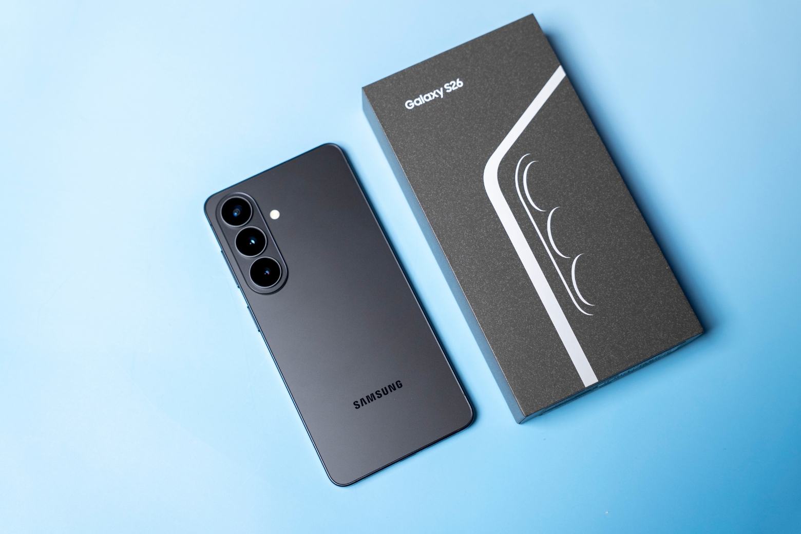 So sánh Samsung Galaxy S26 và S25: Nâng cấp đáng giá hay chỉ là bản cải tiến nhẹ? 12 So sánh Samsung Galaxy S26 với Samsung Galaxy S25 thiết kế camera