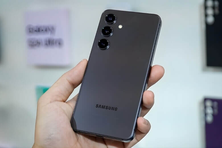 So sánh Samsung Galaxy S26 vs Xiaomi 17 thiết kế gọn nhẹ