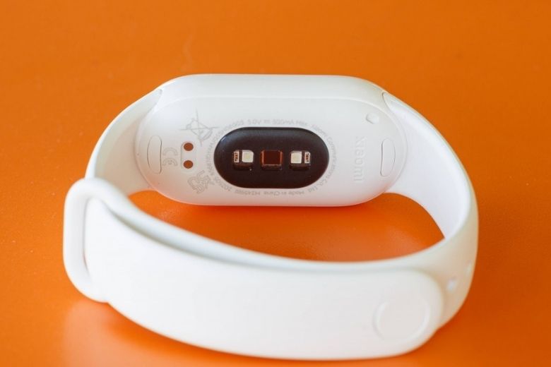 so sánh Xiaomi Band 10 và Band 9 - Cụm cảm biến mới