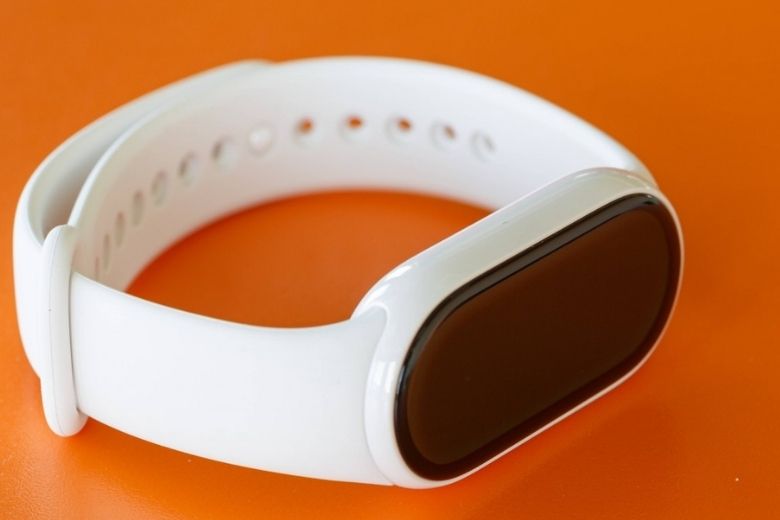 so sánh Xiaomi Band 10 và Xiaomi Band 9 - Chất liệu nhôm, gốm sứ