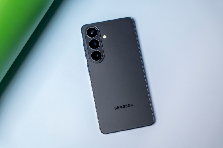 Mở hộp Samsung Galaxy S26 tại Di Động Việt: Siêu phẩm 2026 có gì? 7 Thiết kế Titanium trên Samsung Galaxy S26