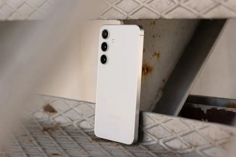 Thiết kế Titanium trên Samsung Galaxy S26