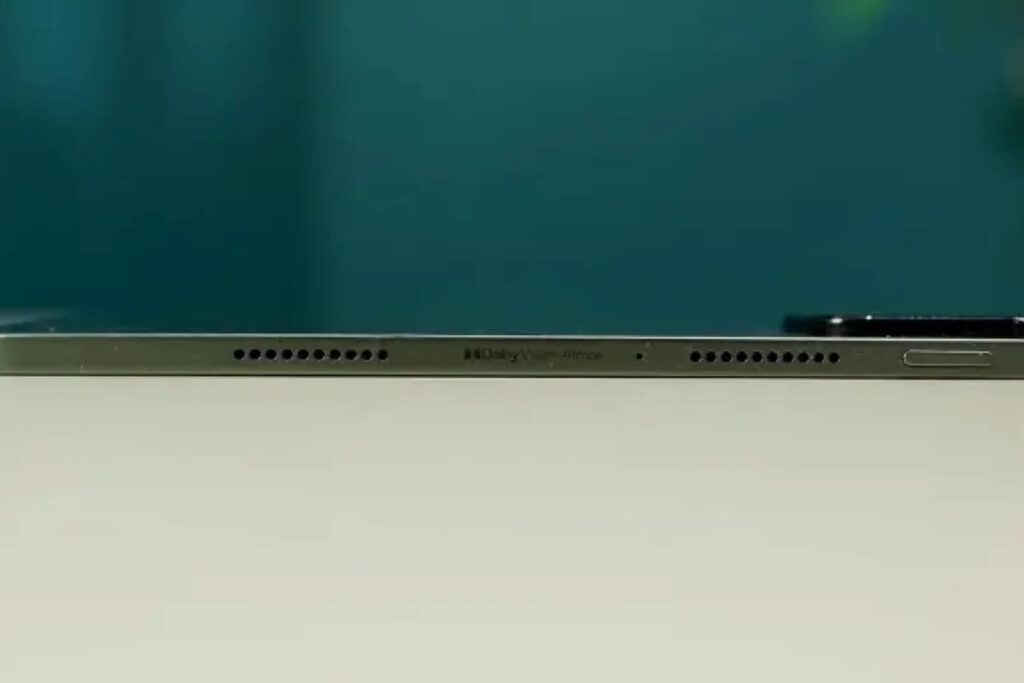 Hệ thống âm thanh Dolby Atmos 4 loa trên Xiaomi Pad 8 Pro mang lại trải nghiệm như rạp chiếu phim.