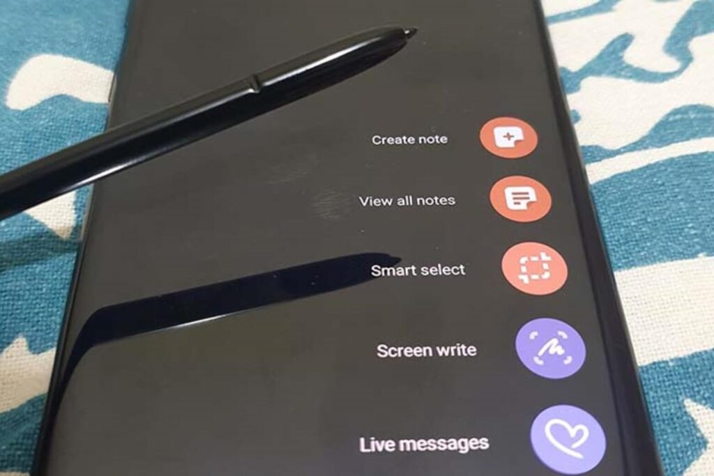 S Pen Screen Write tự động chụp ảnh màn hình và cho phép ghi chú, khoanh tròn, vẽ trực tiếp tức thì.