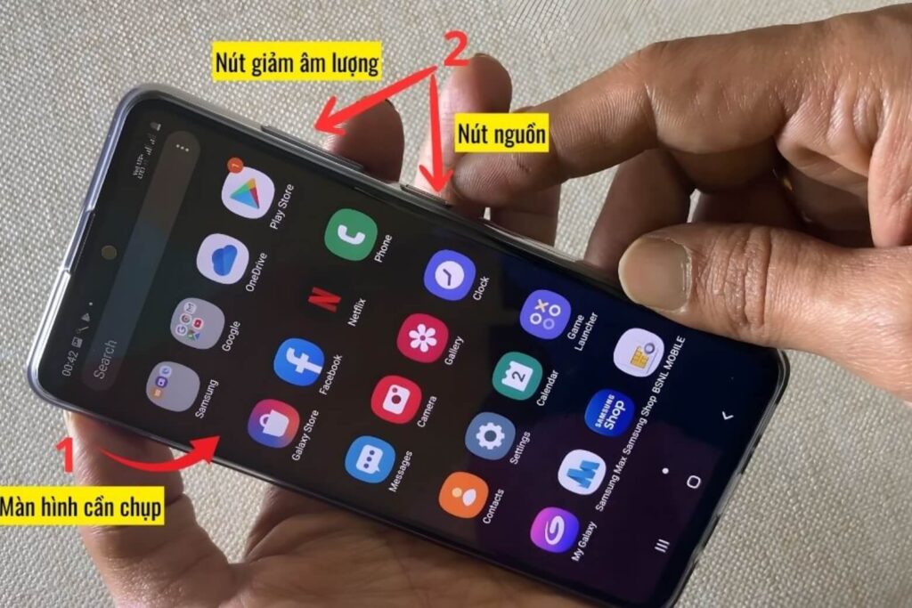Nhấn nút nguồn + giảm âm lượng là cách chụp màn hình chuẩn mực trên 95% thiết bị Android hiện đại.