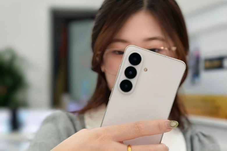 cầm trên tay Samsung Galaxy S26 Plus