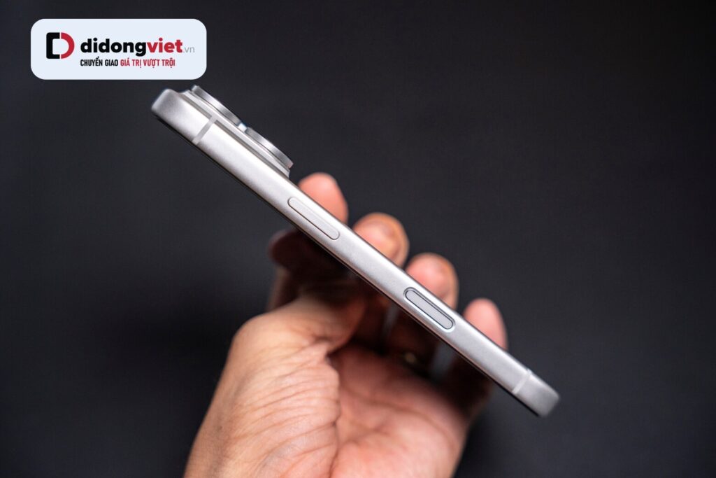 Cấu hình iPhone 17 Pro sau 6 tháng: Sức mạnh phần cứng có xứng đáng để lên đời? 21 Viền Titanium Grade 5 mỏng nhẹ mát lạnh nhưng dễ xước