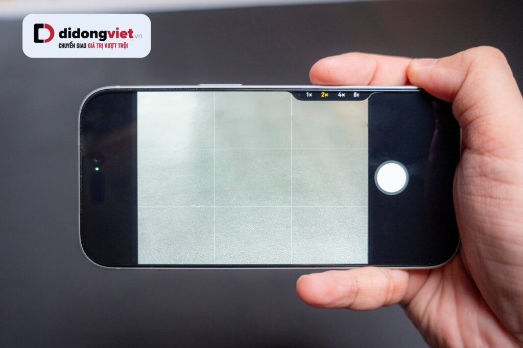 Cấu hình iPhone 17 Pro sau 6 tháng: Sức mạnh phần cứng có xứng đáng để lên đời? 22 3 camera 48MP iPhone 17 Pro zoom 8x, quay Spatial Video & xử lý ảnh chuyên nghiệp không nhiễu hạt.