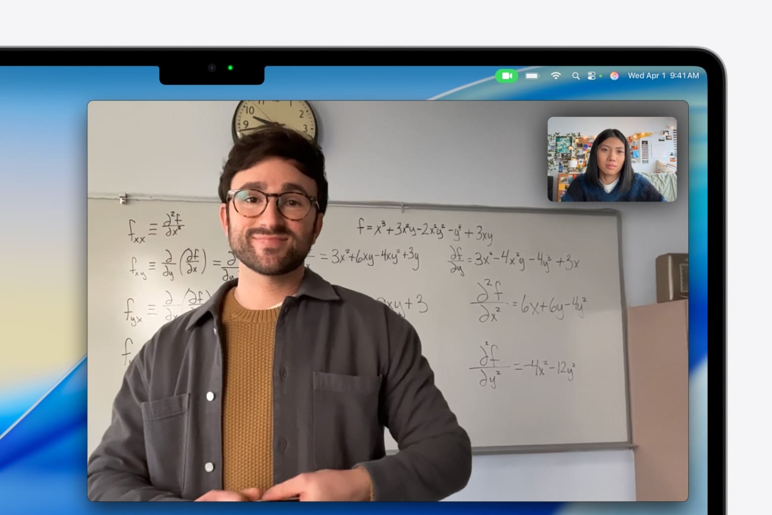 Camera 12MP Center Stage và hệ micrô ba mảnh