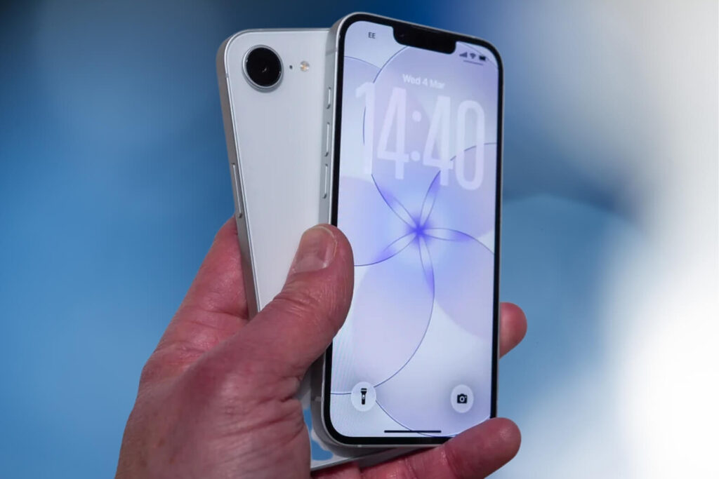 Có nên mua iPhone 17e? Phù hợp với ai? Giá bán chính thức tại Di Động Việt 13 có nên mua iPhone 17e - màn hình OLED Retina