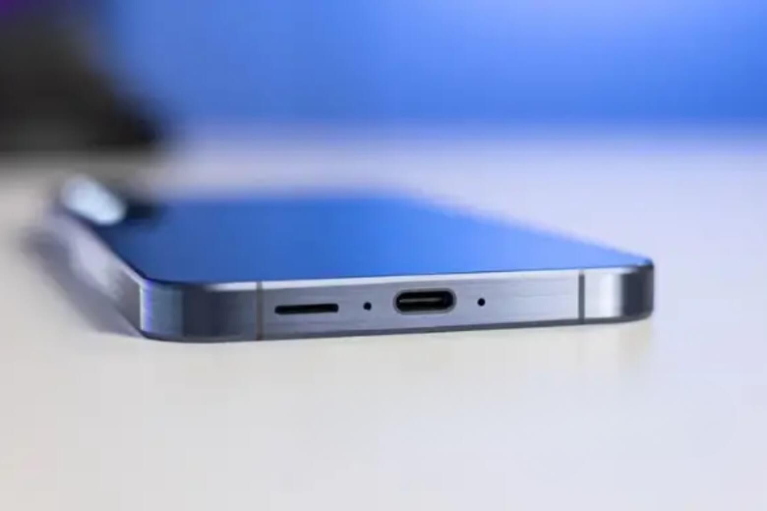 cổng sạc Type-C và độ mỏng 6.9mm của mặt lưng Samsung Galaxy A57