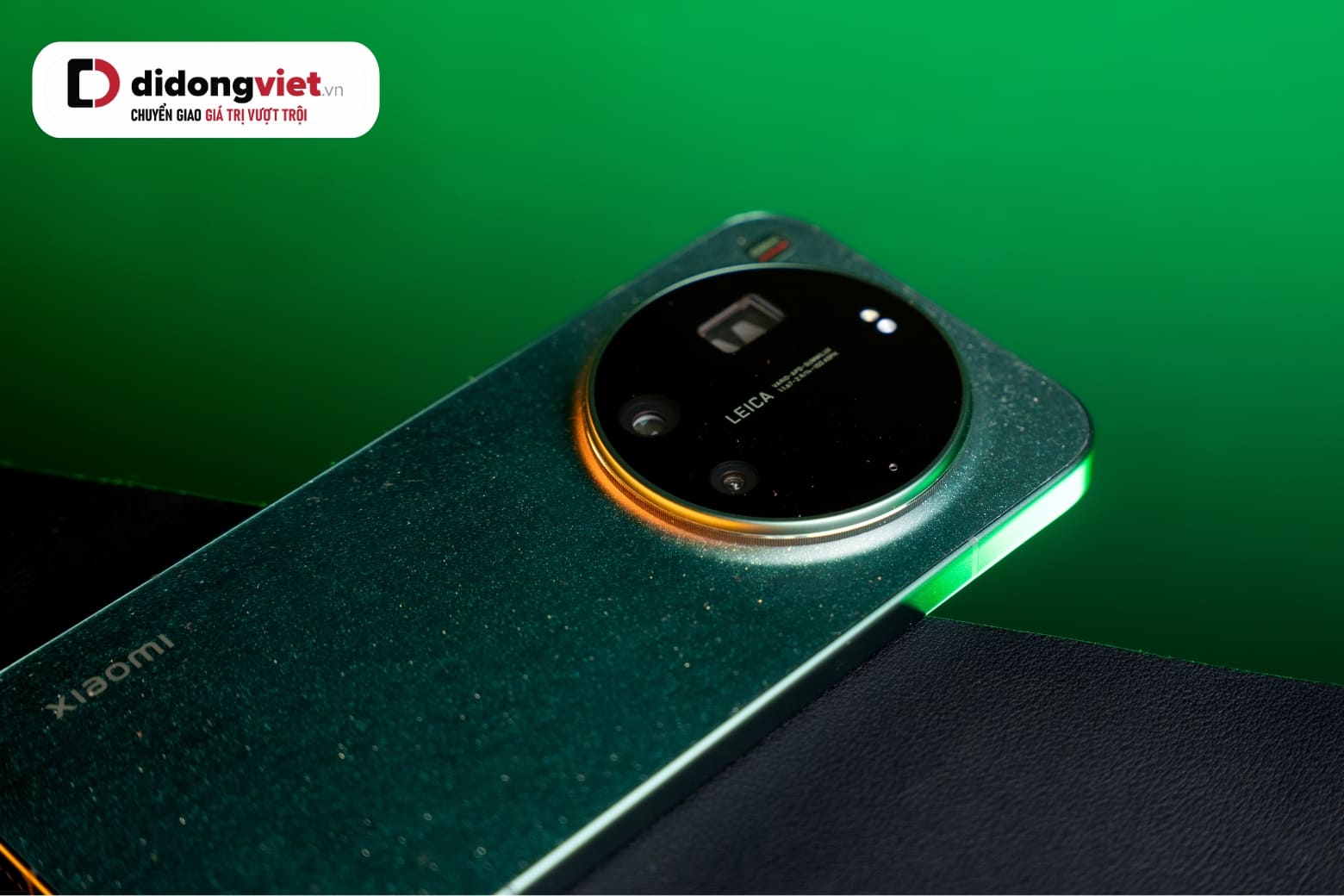 Có nên mua Xiaomi 17 Ultra? Giải đáp toàn diện cho người dùng 2026 12 Pin Xiaomi Surge 6000mAh, sạc 90W có dây và 50W không dây