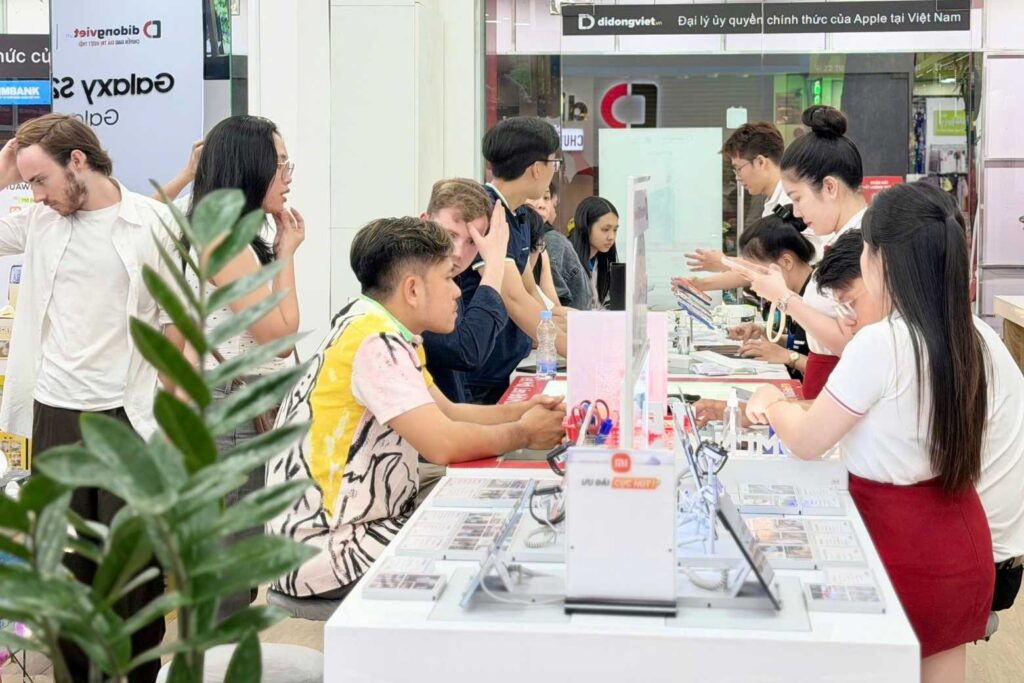 Di Động Việt 20 Tỉnh lộ 825 tung ưu đãi cực hời: Giảm thêm 5% cho khách mang tờ rơi đến cửa hàng 4 Di Động Việt là điểm đến mua sắm của nhiều khách hàng yêu công nghệ