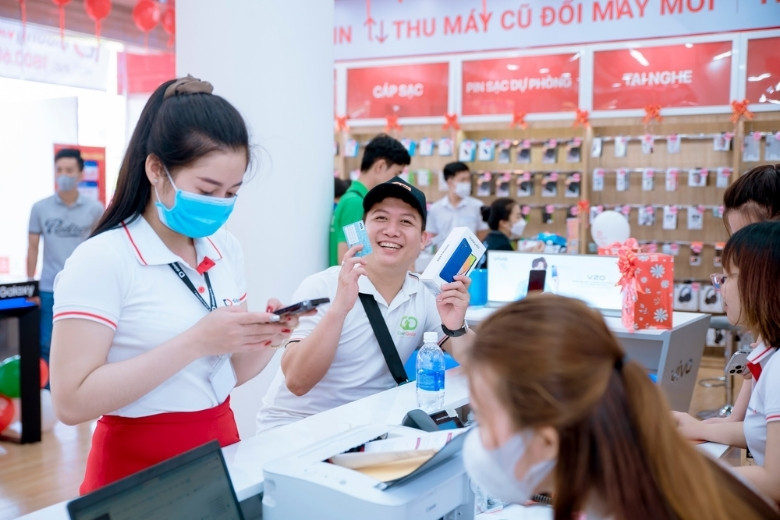 Di Động Việt 20 Tỉnh lộ 825 tung ưu đãi cực hời: Giảm thêm 5% cho khách mang tờ rơi đến cửa hàng 3 Khung cảnh đông đúc tại Di Động Việt