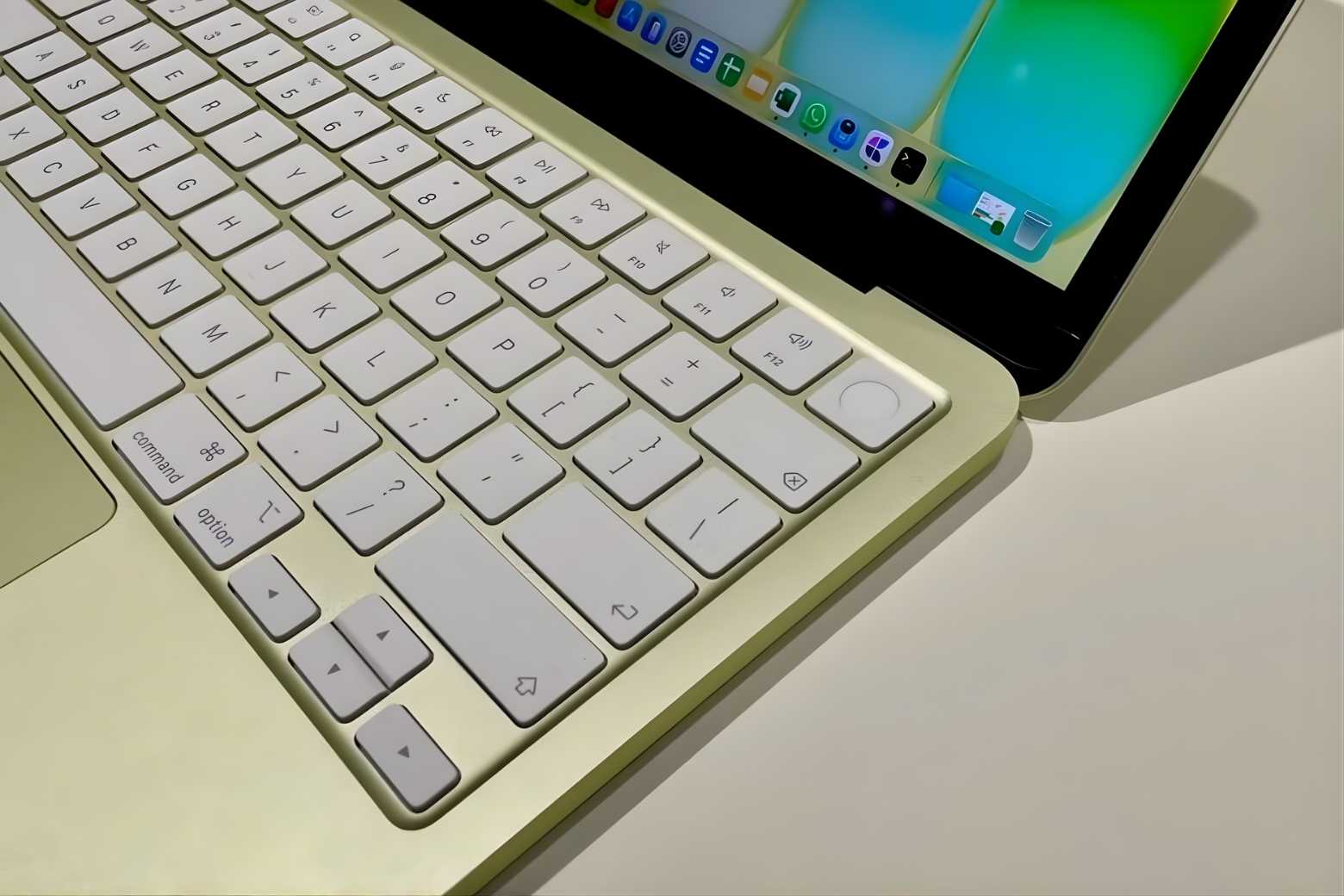 Đánh giá MacBook Neo từ thiết kế trẻ trung đến hiệu năng A18 Pro 17 Đánh giá MacBook Neo bàn phím Magic Keyboard Touch ID