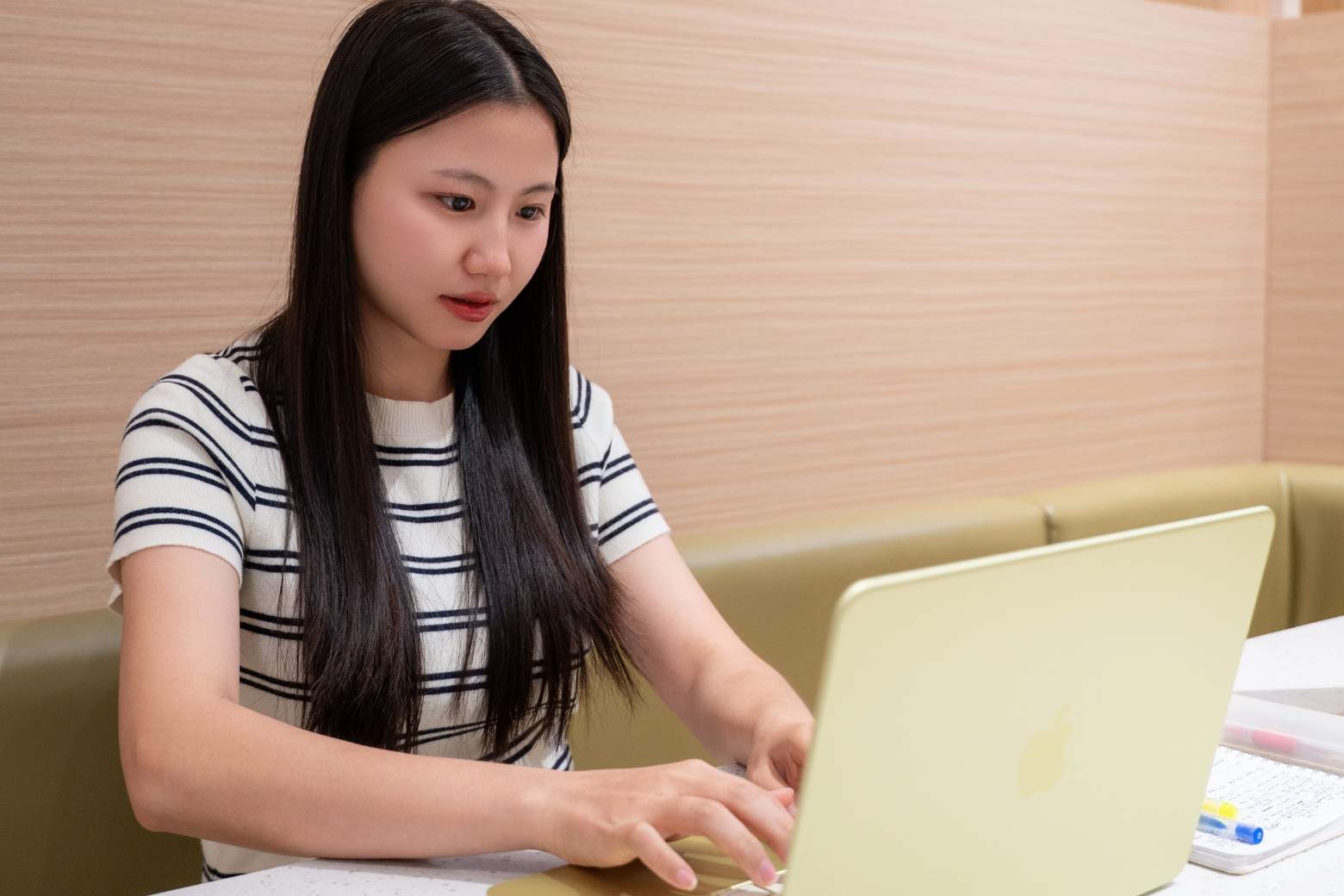 Đánh giá MacBook Neo từ thiết kế trẻ trung đến hiệu năng A18 Pro 15 Đánh giá MacBook Neo thời lượng pin đủ dùng