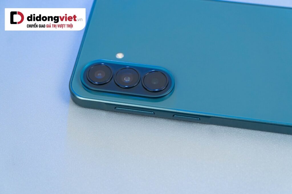 Đánh giá Samsung Galaxy A37: Smartphone tầm trung đầu tiên sở hữu sức mạnh AI và thiết kế đỉnh cao 11 Samsung Galaxy A37 mang lại cảm giác cao cấp như flagship với thiết kế camera độc đáo, dễ nhận diện.