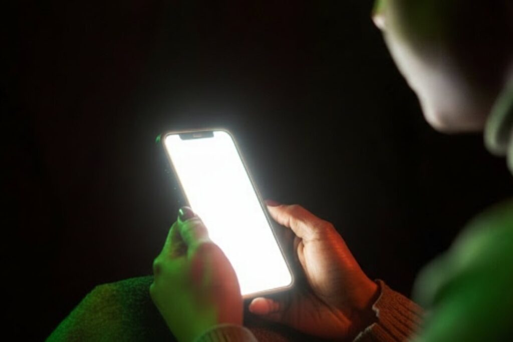 Để Độ Sáng Màn Hình Tối Đa Trong Thời Gian Dài Có Thể Làm Tăng Nhiệt Và Đẩy Nhanh Quá Trình Hỏng Điểm Ảnh.