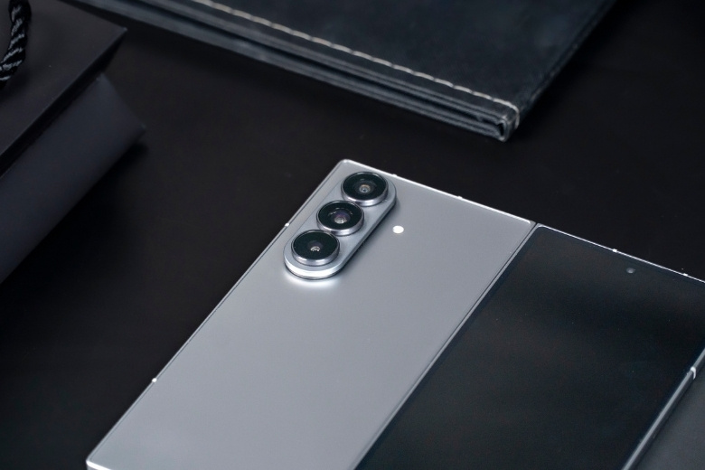 Điện thoại thông minh là gì? Định nghĩa, cấu tạo và xu hướng smartphone 2026 20 Điện thoại thông minh siêu mỏng Samsung Galaxy Z Fold7