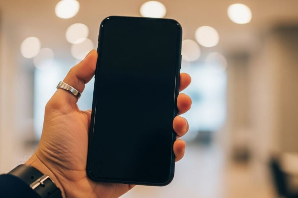 Điện thoại tự nhiên tắt nguồn mở không lên - Nguyên nhân và cách khắc phục hiệu quả 18 Sạc pin 20-80%, tránh nóng, dùng sạc chính hãng, vệ sinh cổng sạc định kỳ, cập nhật phần mềm