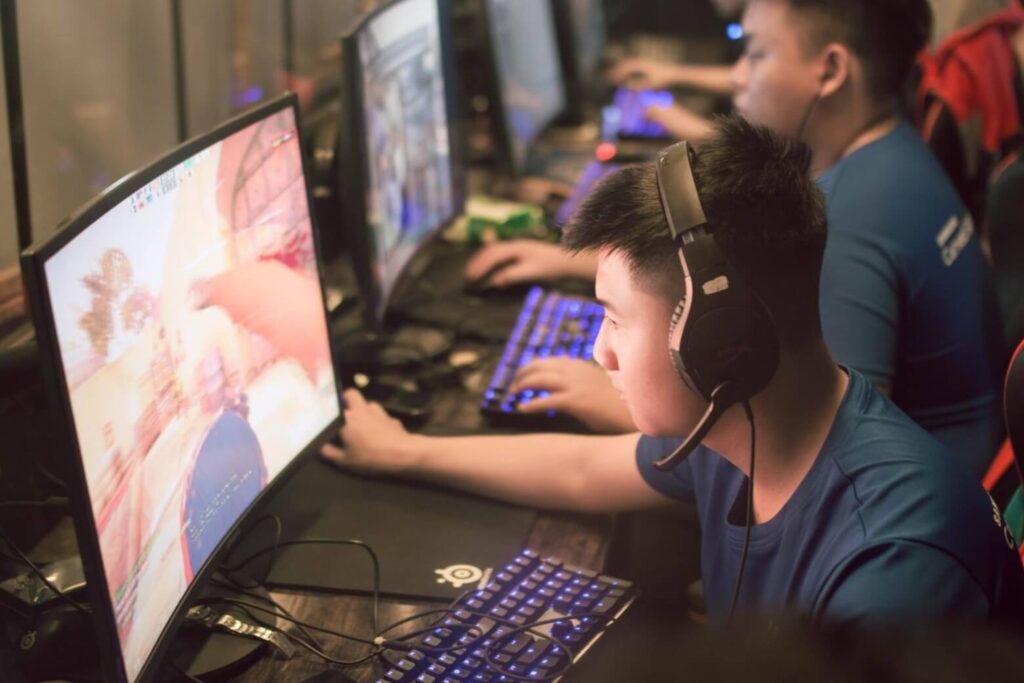 Game thủ là gì? Hướng dẫn từ newbie đến hardcore gamer 18 Pro gamer kiếm tiền như thế nào: Tiền thưởng, lương, tài trợ, livestream — hàng tỷ đồng từ nhiều nguồn.