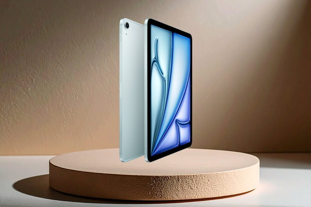 iPad Air M4 13 inch lớn hơn, lý tưởng cho người sử dụng trên bàn làm việc hoặc kết hợp phụ kiện.