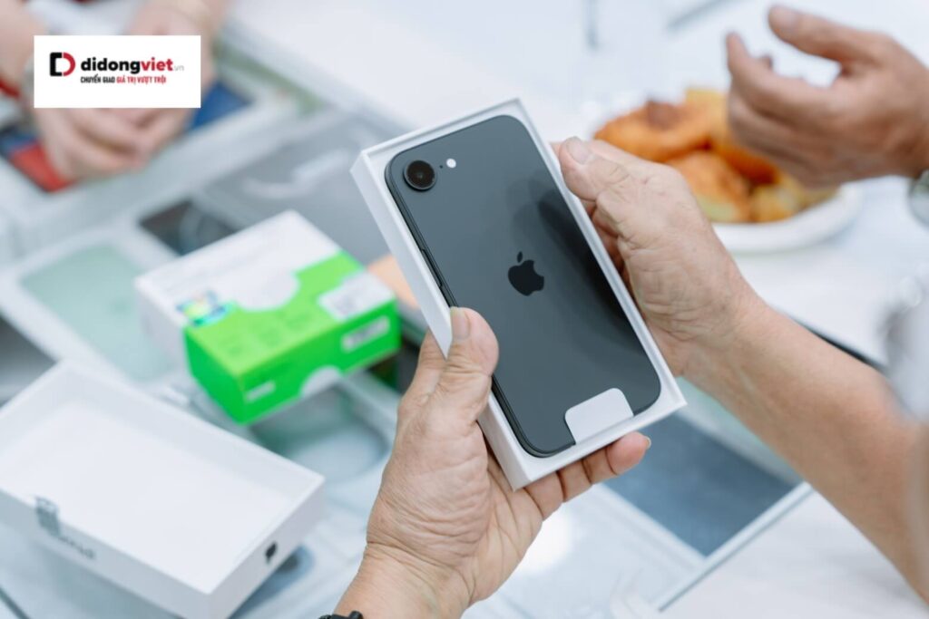 iPhone 17e giá bao nhiêu? Bảng giá chính thức 2026 tại Di Động Việt 14 iPhone 17e với khung nhôm bền bỉ và Ceramic Shield 2 chống trầy xước gấp 3 lần, chịu được nước ở độ sâu 6 mét.