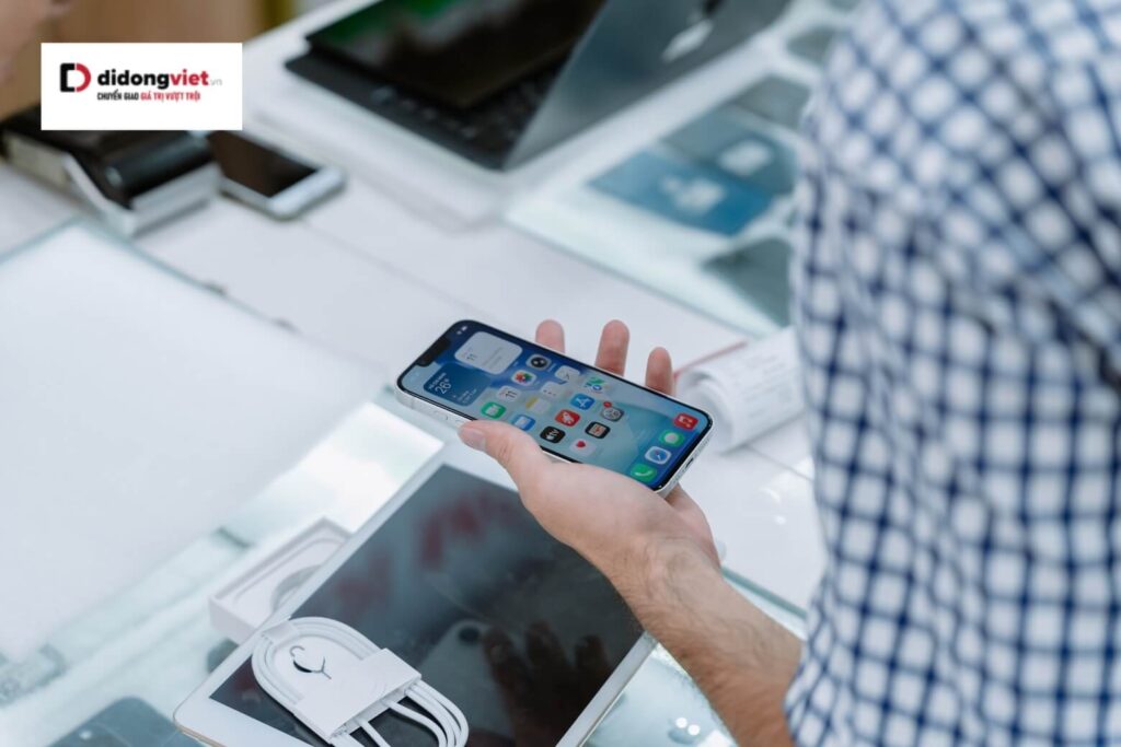 iPhone 17e giá bao nhiêu? Bảng giá chính thức 2026 tại Di Động Việt 15 iPhone 17e nâng cấp sạc MagSafe lên 15W, gấp đôi iPhone 16e, với cổng USB-C và nam châm tích hợp