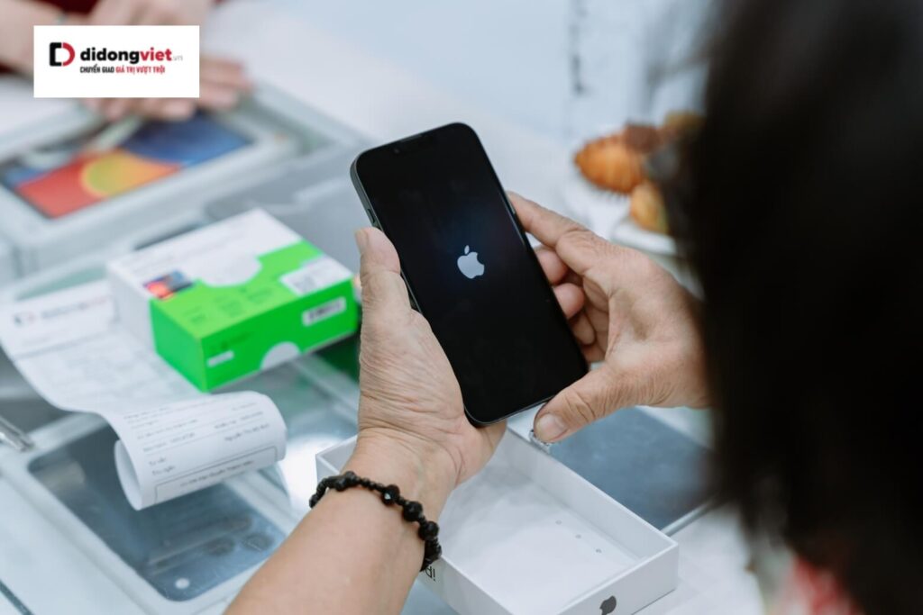 iPhone 17e giá bao nhiêu? Bảng giá chính thức 2026 tại Di Động Việt 16 OLED 6,1 inch 460 ppi của iPhone 17e mang lại màu sắc rực rỡ, tương phản vô đối, và độ sáng tối đa dưới ánh nắng.