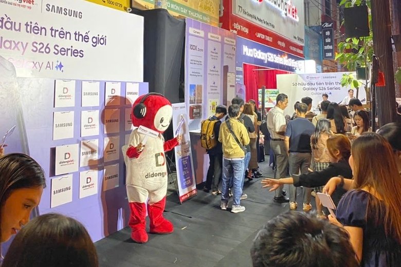 Di Động Việt mở bán Samsung Galaxy S26 Series: Trả hàng xuyên đêm, ngập tràn ưu đãi khủng (Cập nhật ảnh đêm mở bán) 13 Di Động Việt mở bán Samsung Galaxy S26 Series - Hình ảnh đêm mở bán