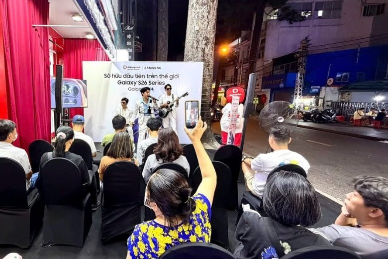 Di Động Việt mở bán Samsung Galaxy S26 Series: Trả hàng xuyên đêm, ngập tràn ưu đãi khủng (Cập nhật ảnh đêm mở bán) 16 Di Động Việt mở bán Samsung Galaxy S26 Series - Hình ảnh đêm mở bán