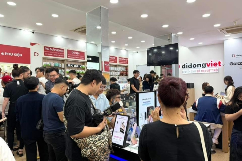Di Động Việt mở bán Samsung Galaxy S26 Series: Trả hàng xuyên đêm, ngập tràn ưu đãi khủng (Cập nhật ảnh đêm mở bán) 17 Di Động Việt mở bán Samsung Galaxy S26 Series - Hình ảnh đêm mở bán