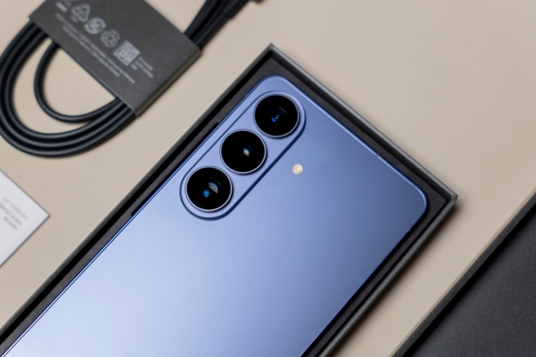 Mở hộp Samsung Galaxy S26 Plus tại Di Động Việt: Đẳng cấp flagship 2026 10 Samsung Galaxy S26 Plus và phụ kiện đi kèm