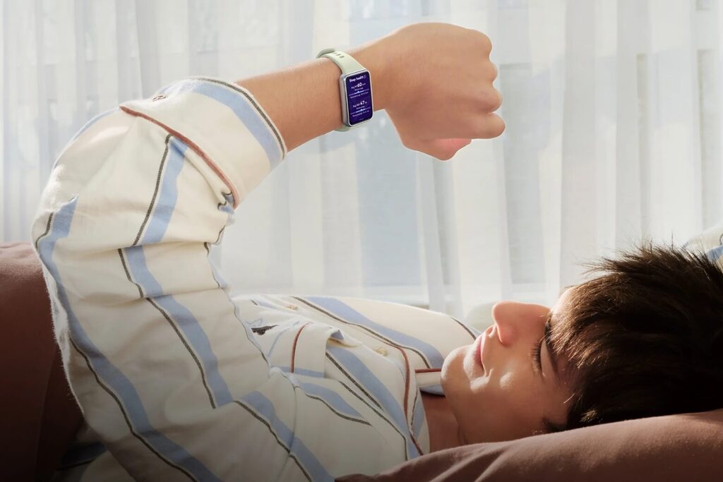 So sánh Huawei Band 11 và Huawei Band 10 - Chọn chiếc nào phù hợp nhất? 17 Band 11 tích hợp nhiều cảm biến hiện đại và các tính năng theo dõi sức khỏe nâng cao như SpO₂ liên tục