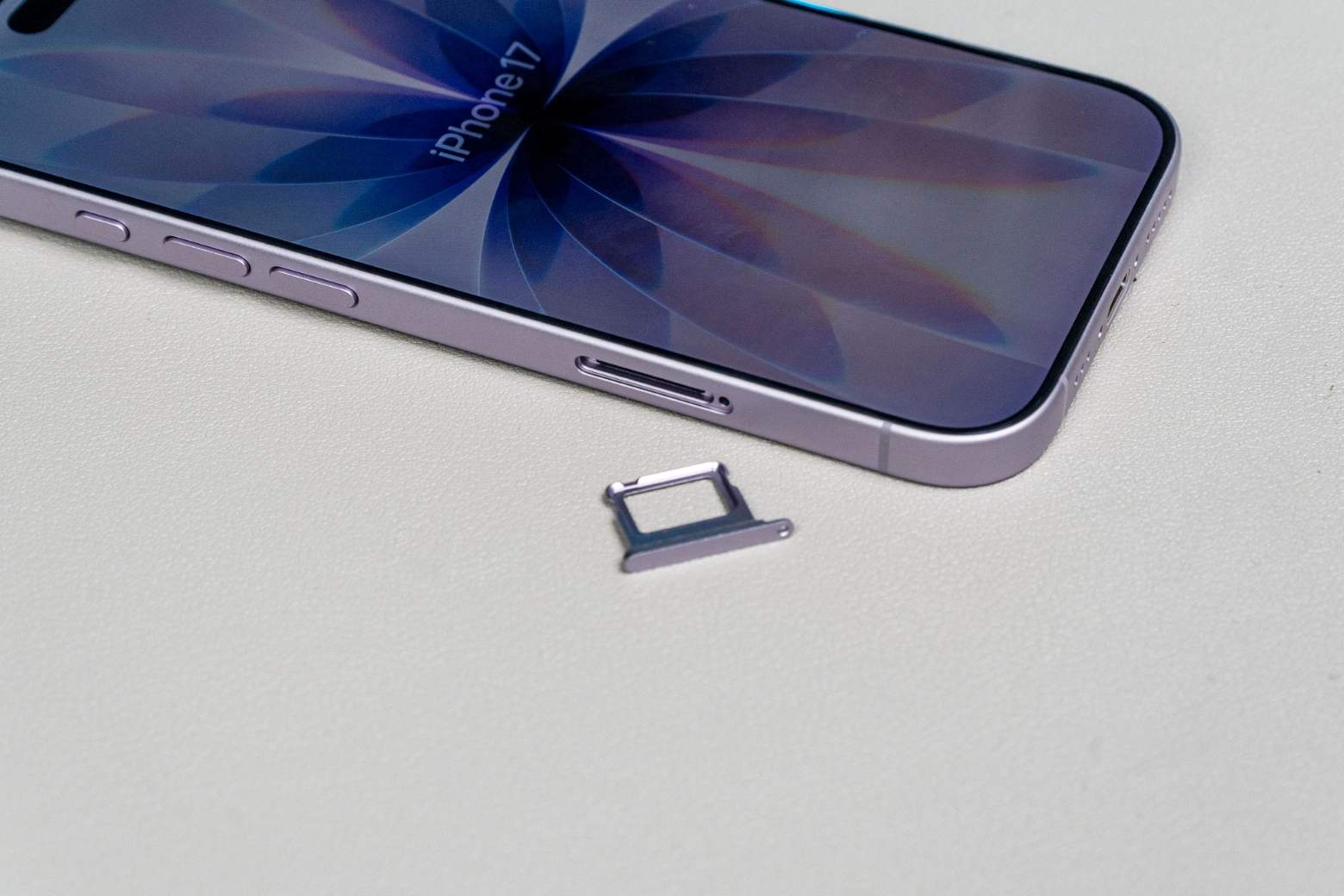 So sánh iPhone 17e vs iPhone 17 chi tiết: Bản nào đáng mua hơn? 20 So sánh iPhone 17e vs iPhone 17 về kết nối