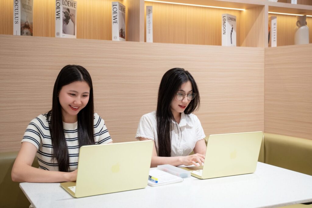 So sánh MacBook Neo và Laptop HP Elitebook – Lựa chọn nào phù hợp cho bạn? 28 MacBook Neo phù hợp hơn cho người dùng cá nhân và chuyên gia sáng tạo